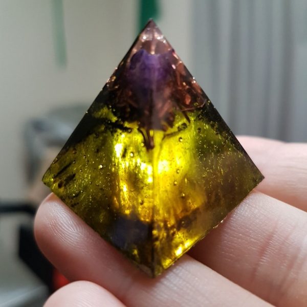 Violet Femme Orgone Pyramid 3cm