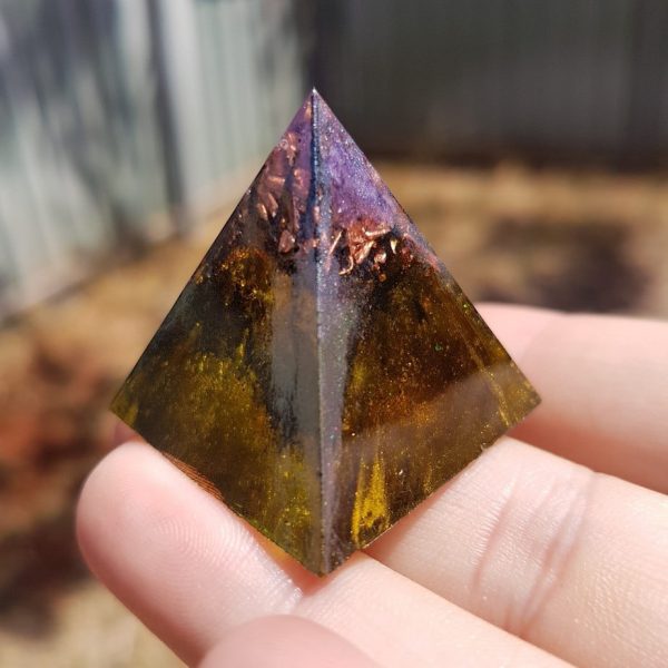 Violet Femme Orgone Pyramid 3cm 2