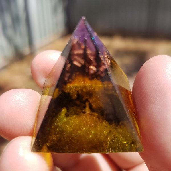 Violet Femme Orgone Pyramid 3cm 1